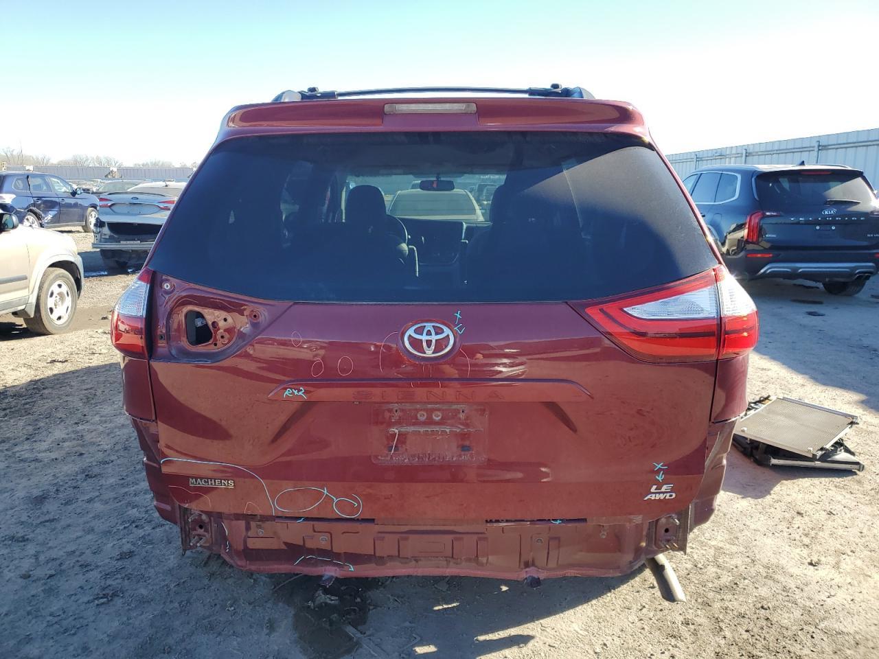 2015 TOYOTA SIENNA LE - Фото 6