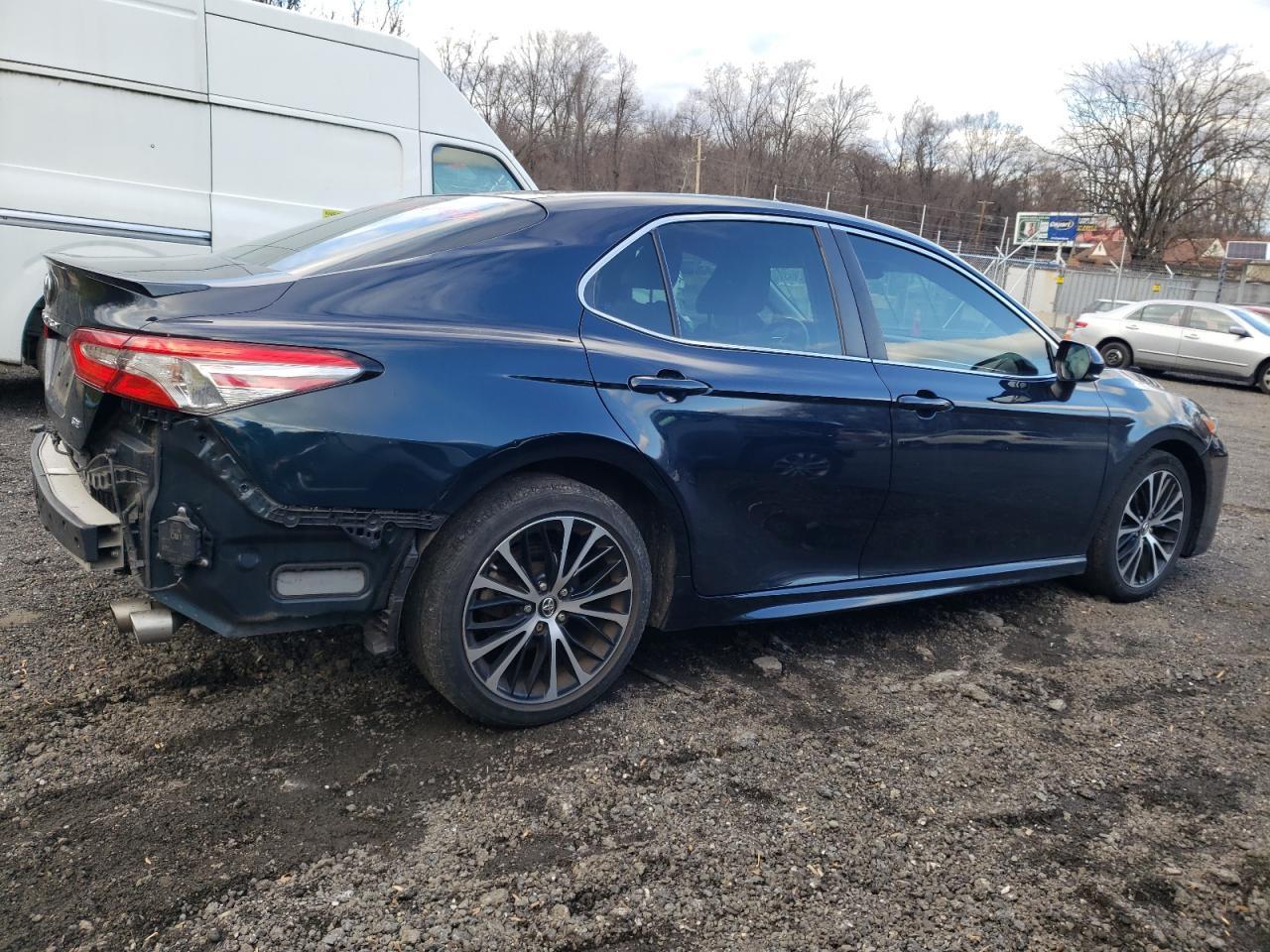 2018 TOYOTA CAMRY L - Фото 3