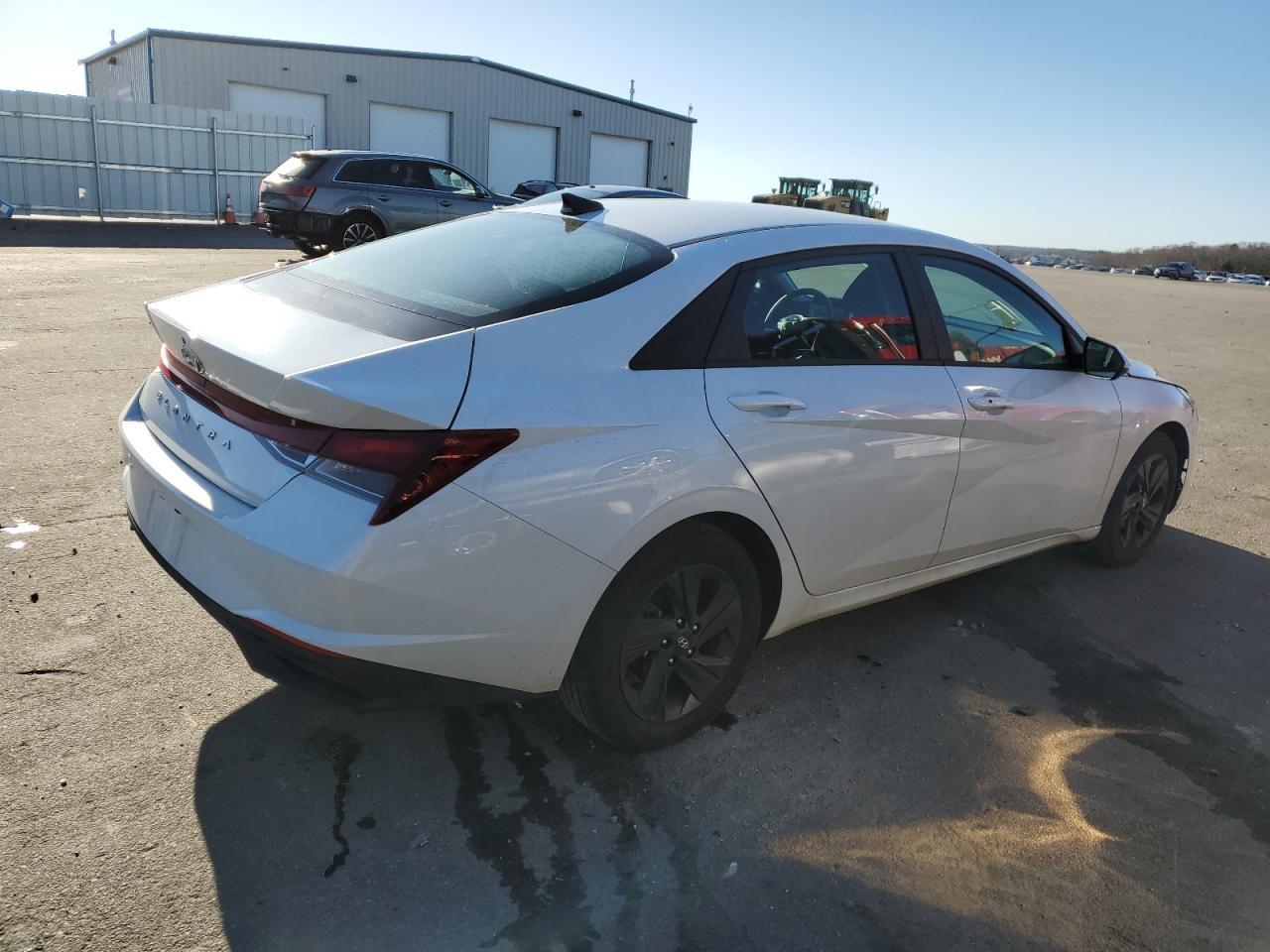 2022 HYUNDAI ELANTRA SE - Фото 3