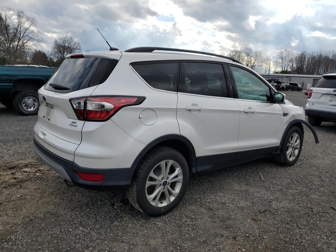 2017 FORD ESCAPE SE - Фото 3