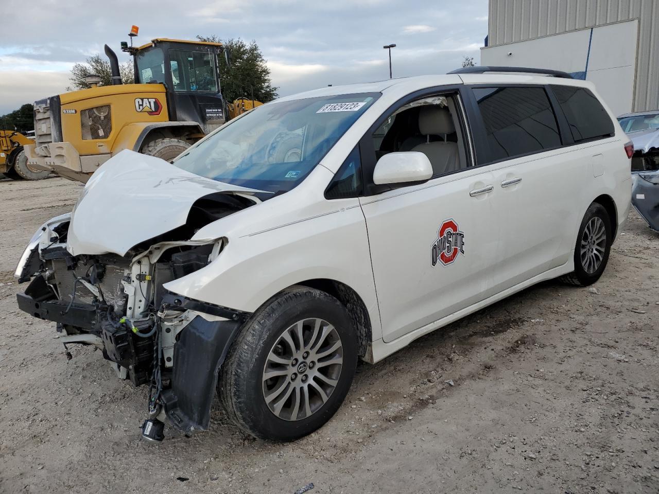 2020 TOYOTA SIENNA XLE car image