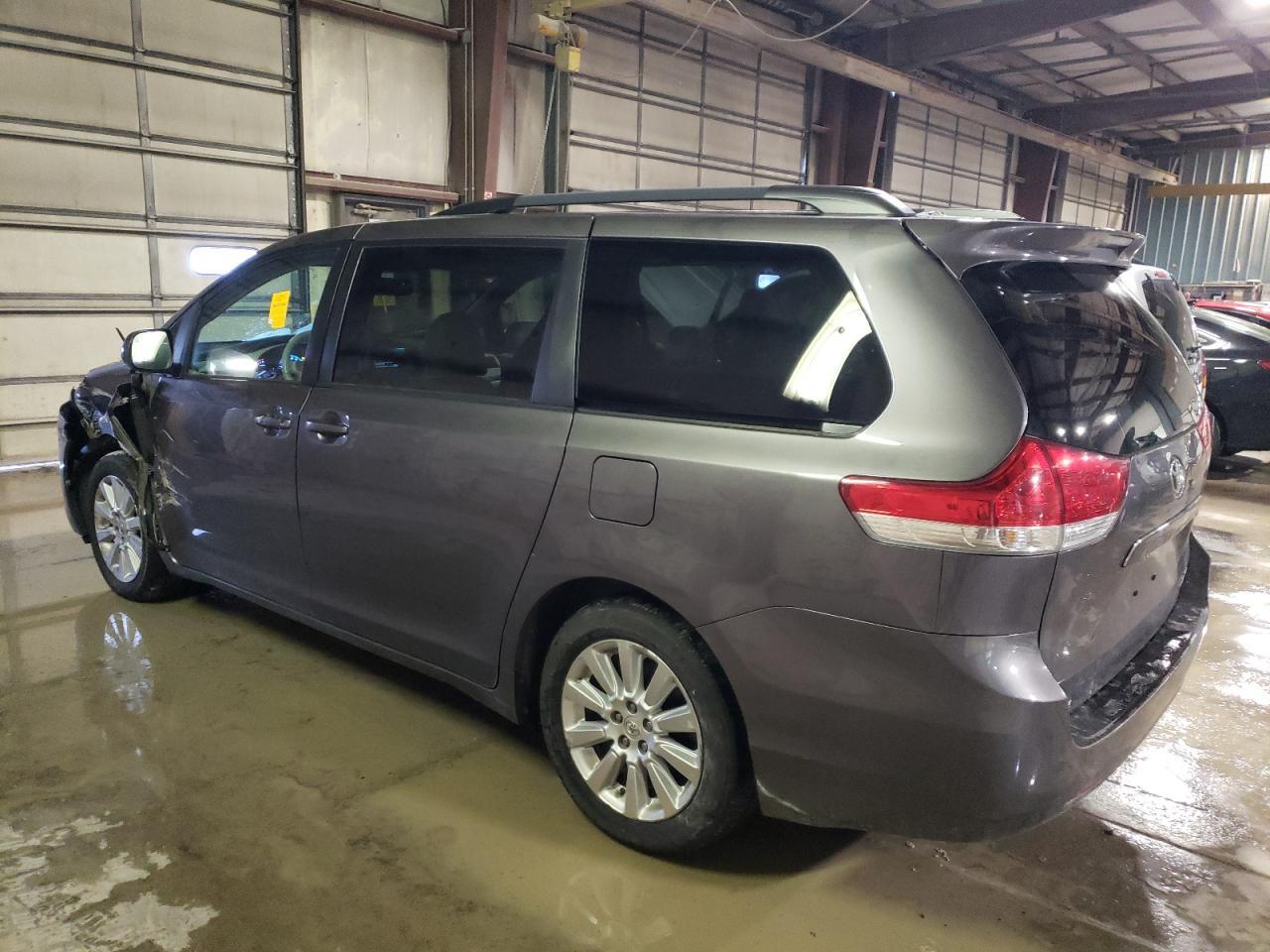 2011 TOYOTA SIENNA XLE - Image 2