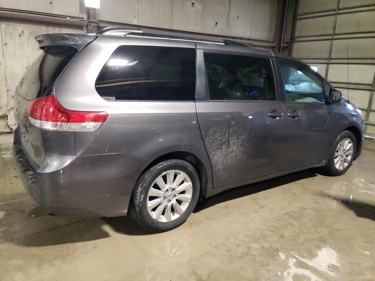 2011 TOYOTA SIENNA XLE - Image 3