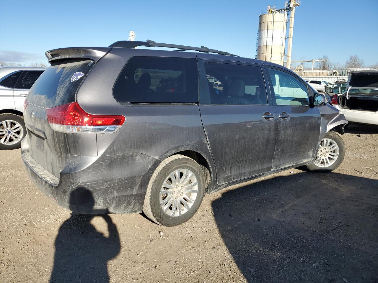2011 TOYOTA SIENNA XLE - Фото 3