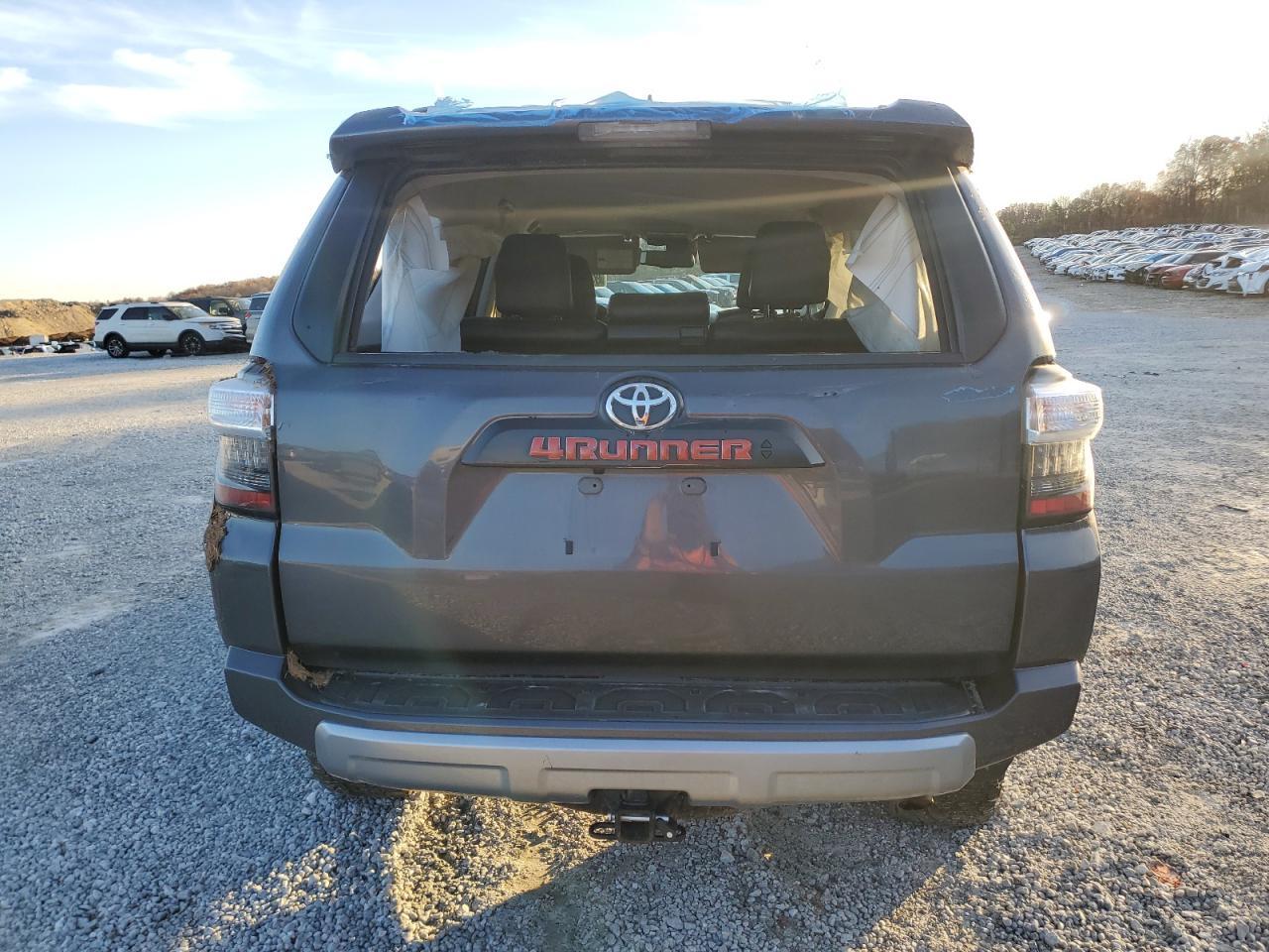 2022 TOYOTA 4RUNNER SR - Фото 6