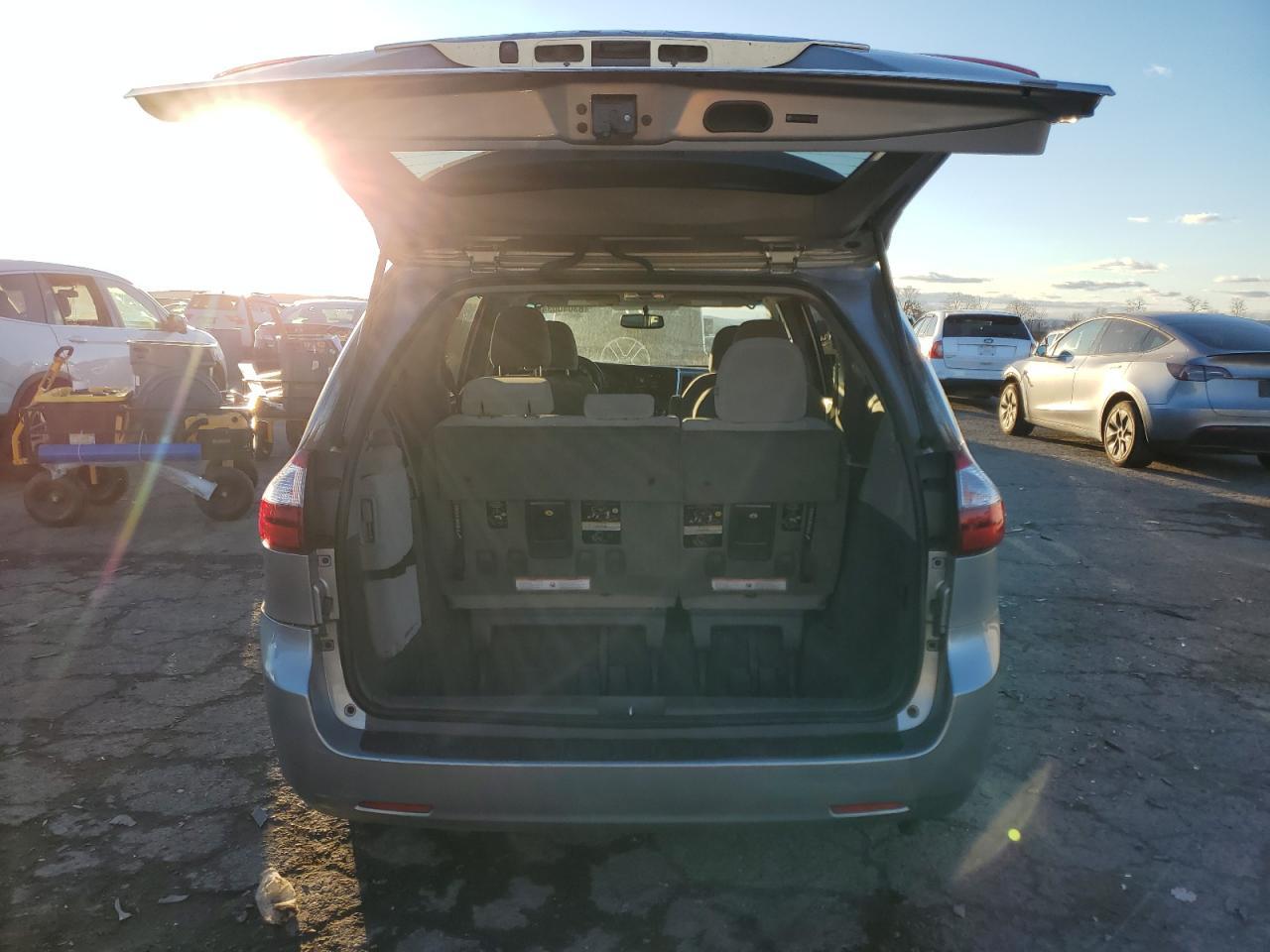 2015 TOYOTA SIENNA LE - Фото 6