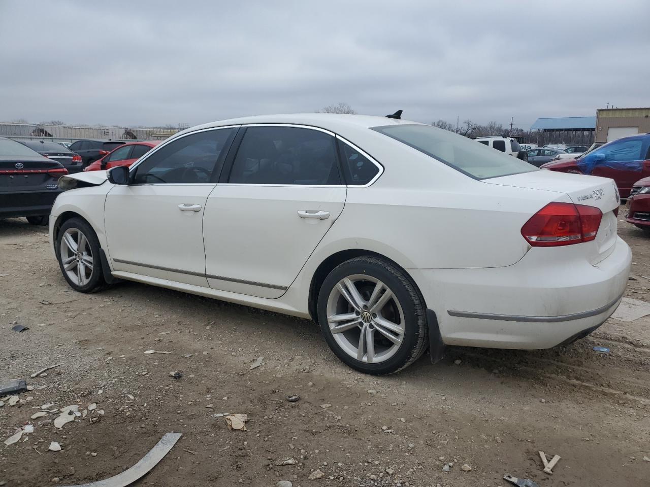 2013 VOLKSWAGEN PASSAT SE - Image 2