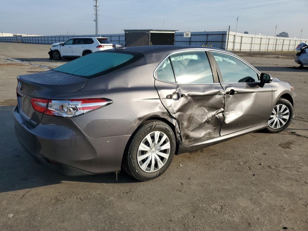 2020 TOYOTA CAMRY LE - Фото 3