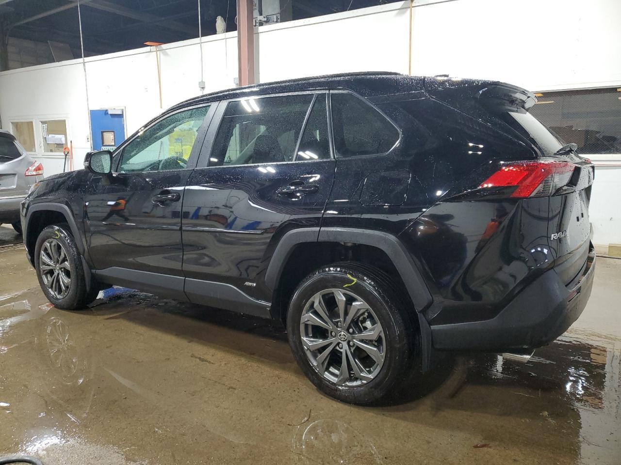 2024 TOYOTA RAV4 XLE P - Фото 2