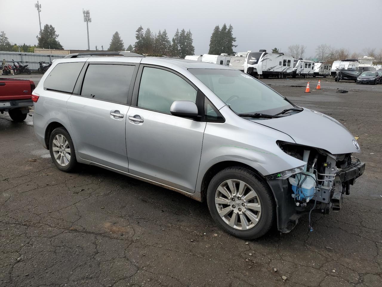 2015 TOYOTA SIENNA XLE - Image 4