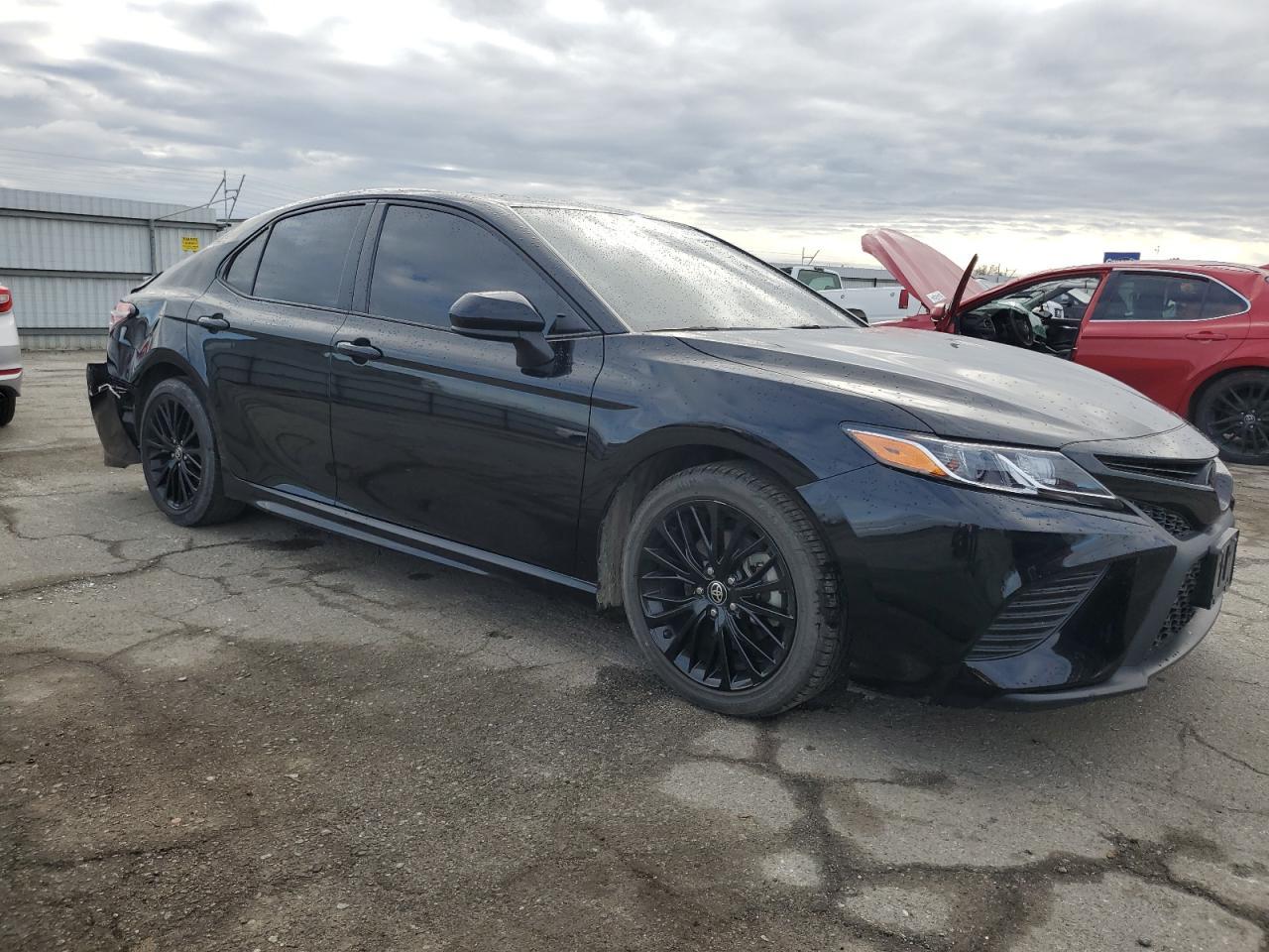 2020 TOYOTA CAMRY SE - Фото 4