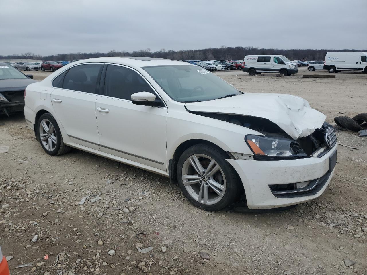 2013 VOLKSWAGEN PASSAT SE - Image 4