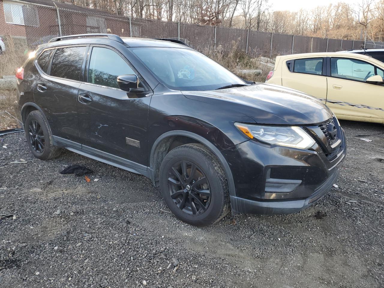 2017 NISSAN ROGUE SV - Image 4