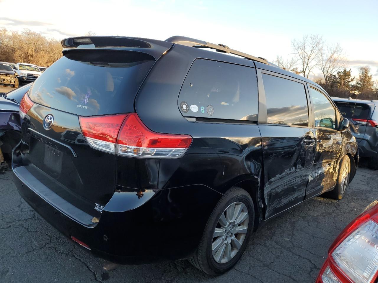 2013 TOYOTA SIENNA XLE - Фото 3