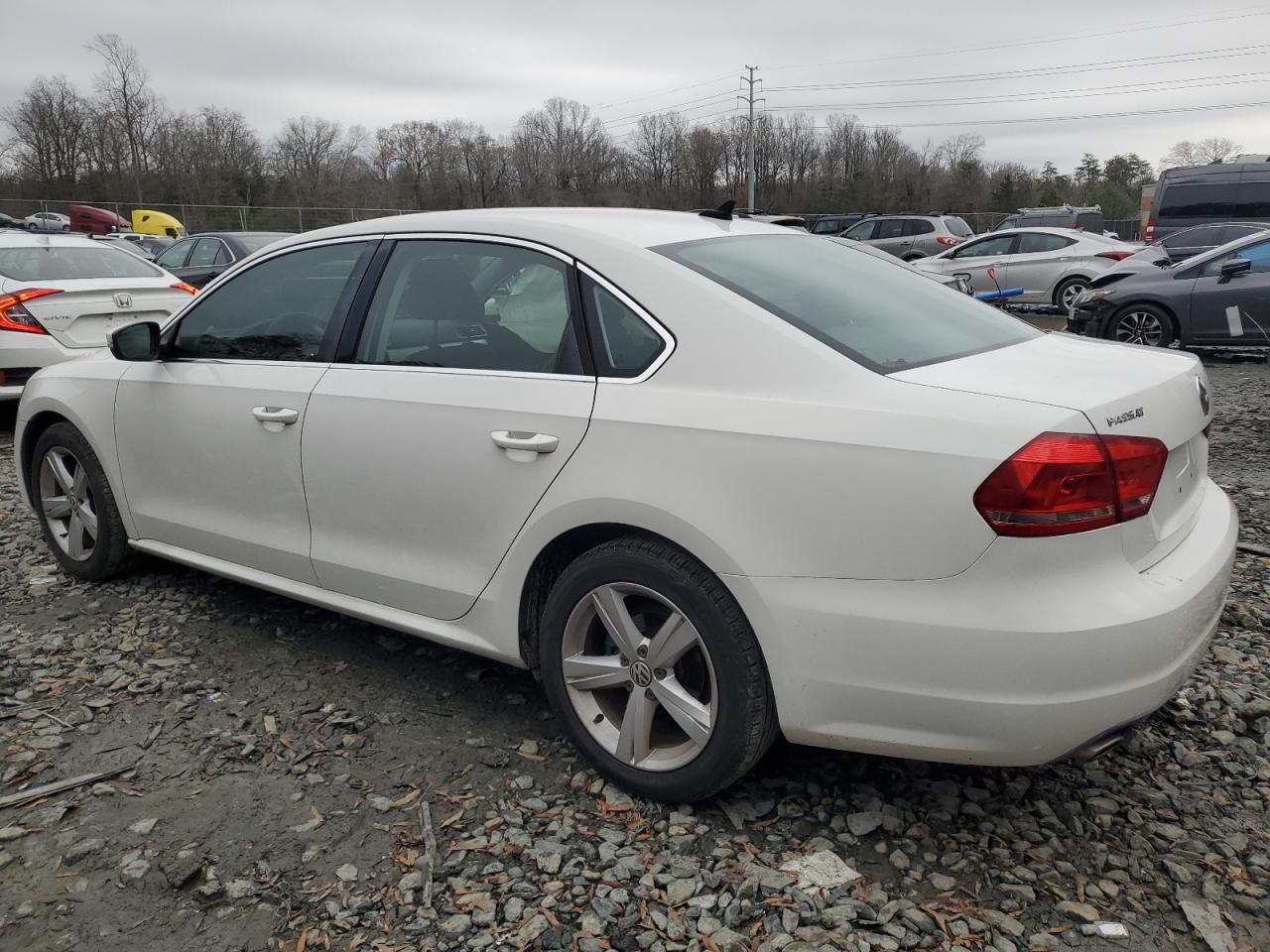 2013 VOLKSWAGEN PASSAT SE - Image 2