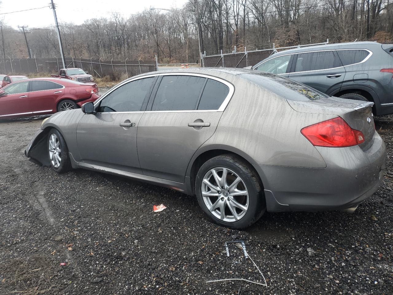 2011 INFINITI G37 - Image 2