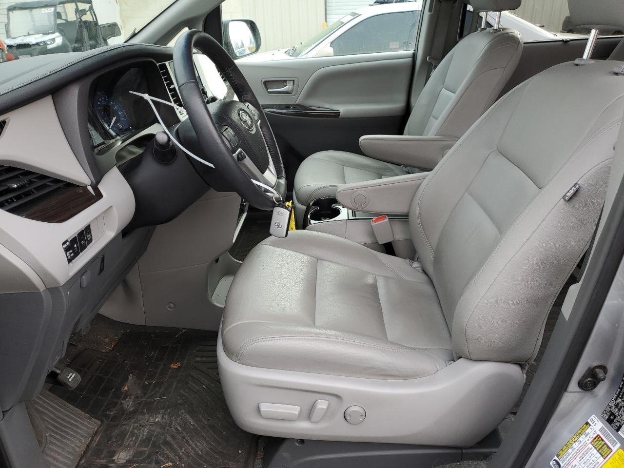 2015 TOYOTA SIENNA XLE - Image 7
