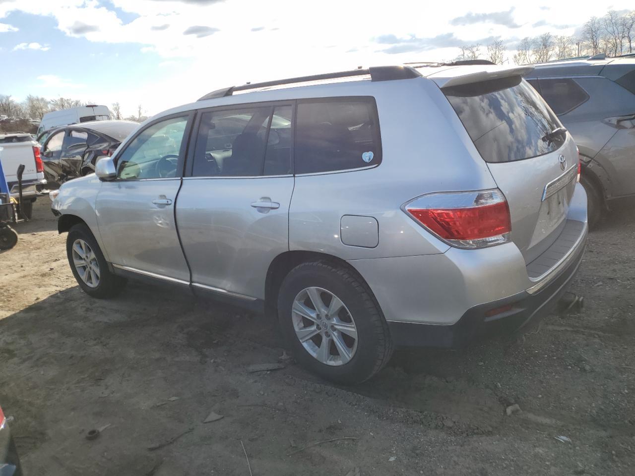2011 TOYOTA HIGHLANDER - Image 2