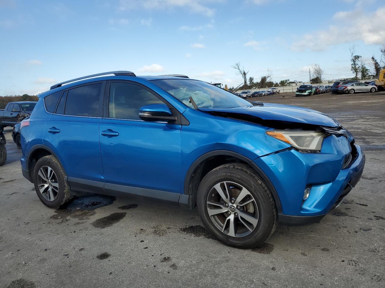 2017 TOYOTA RAV4 XLE - Image 4
