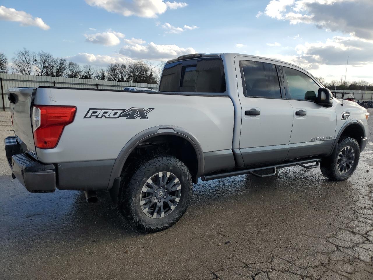 2017 NISSAN TITAN XD S - Фото 3