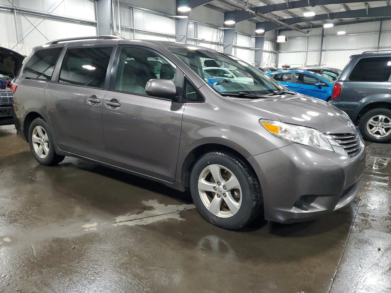 2015 TOYOTA SIENNA LE - Фото 4