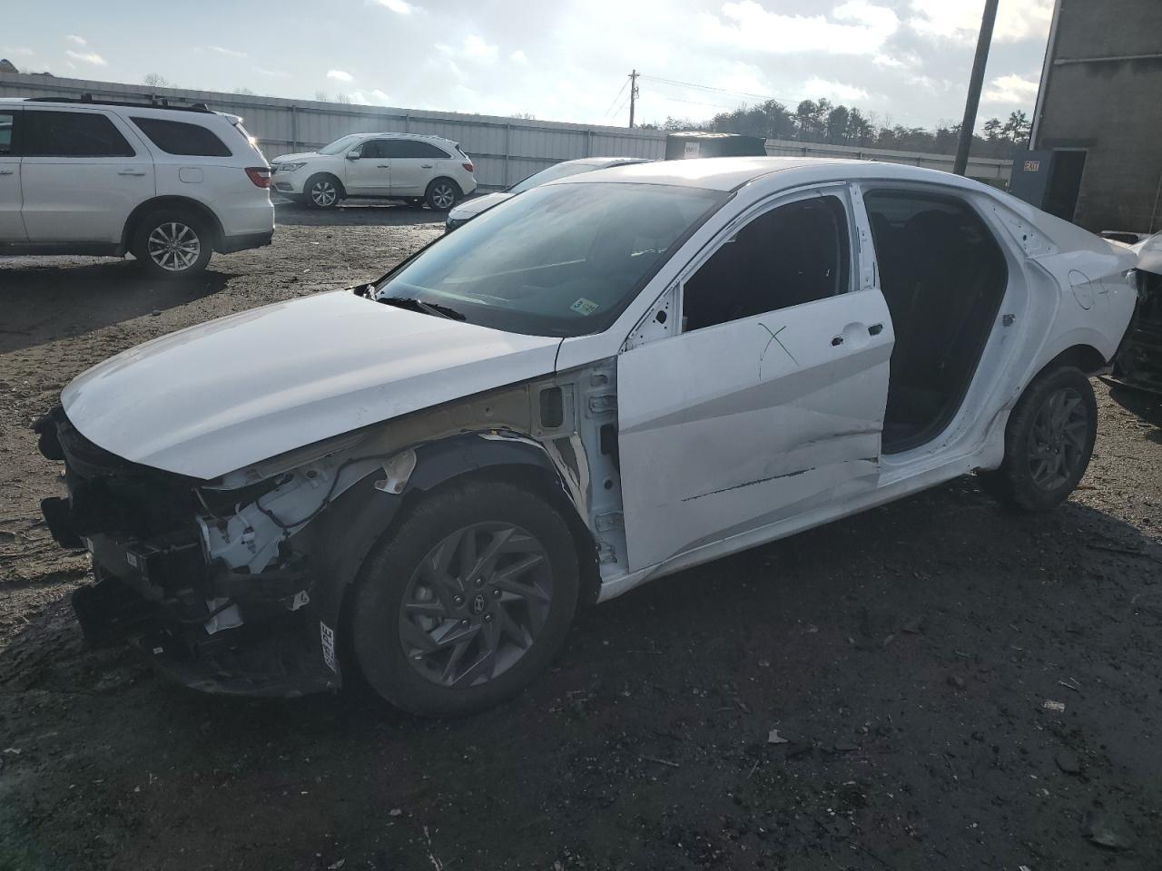 2024 HYUNDAI ELANTRA SE