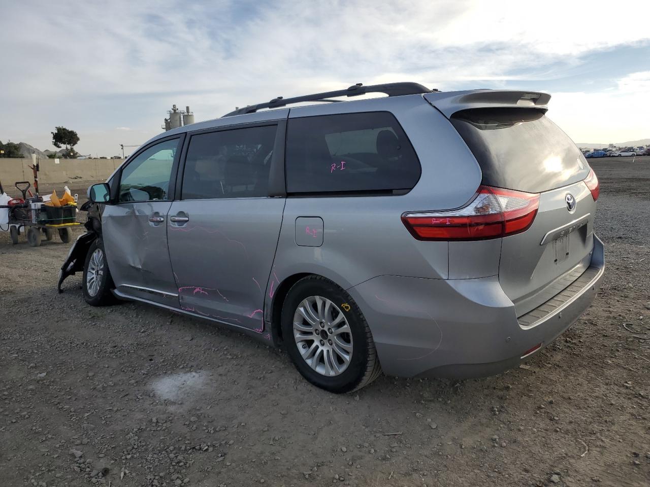 2015 TOYOTA SIENNA XLE - Фото 2