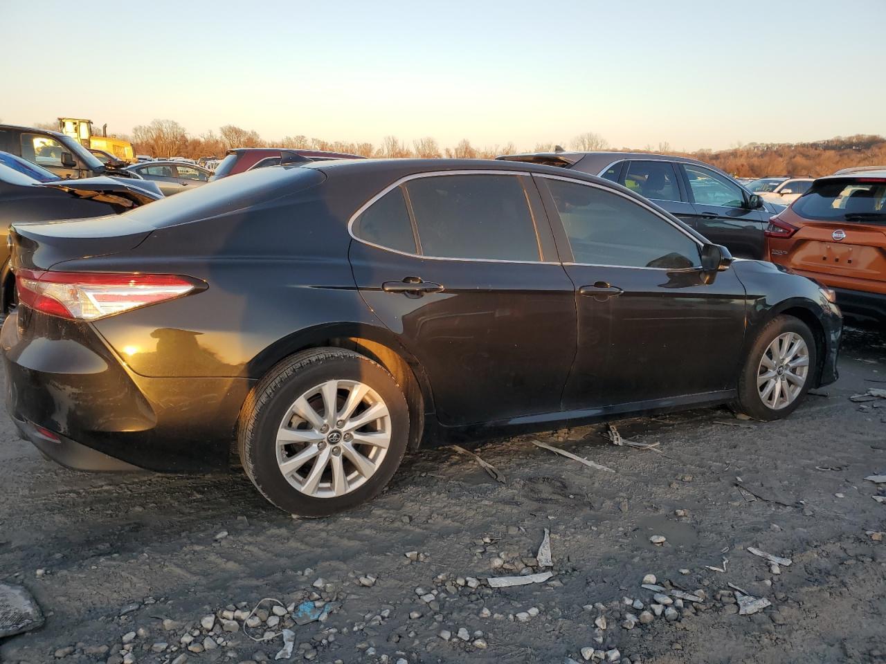 2019 TOYOTA CAMRY L - Фото 3