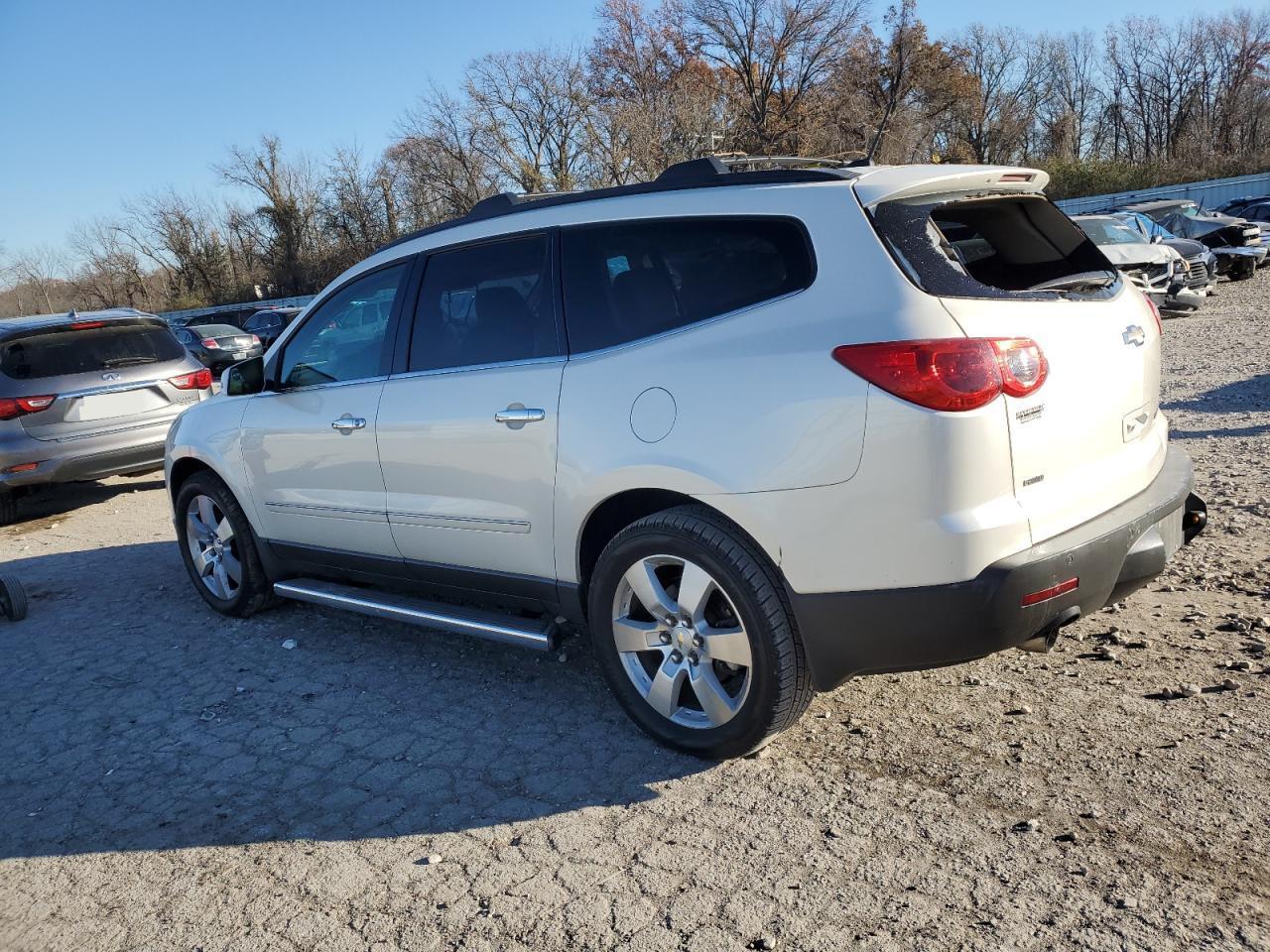 2012 CHEVROLET TRAVERSE L - Image 2
