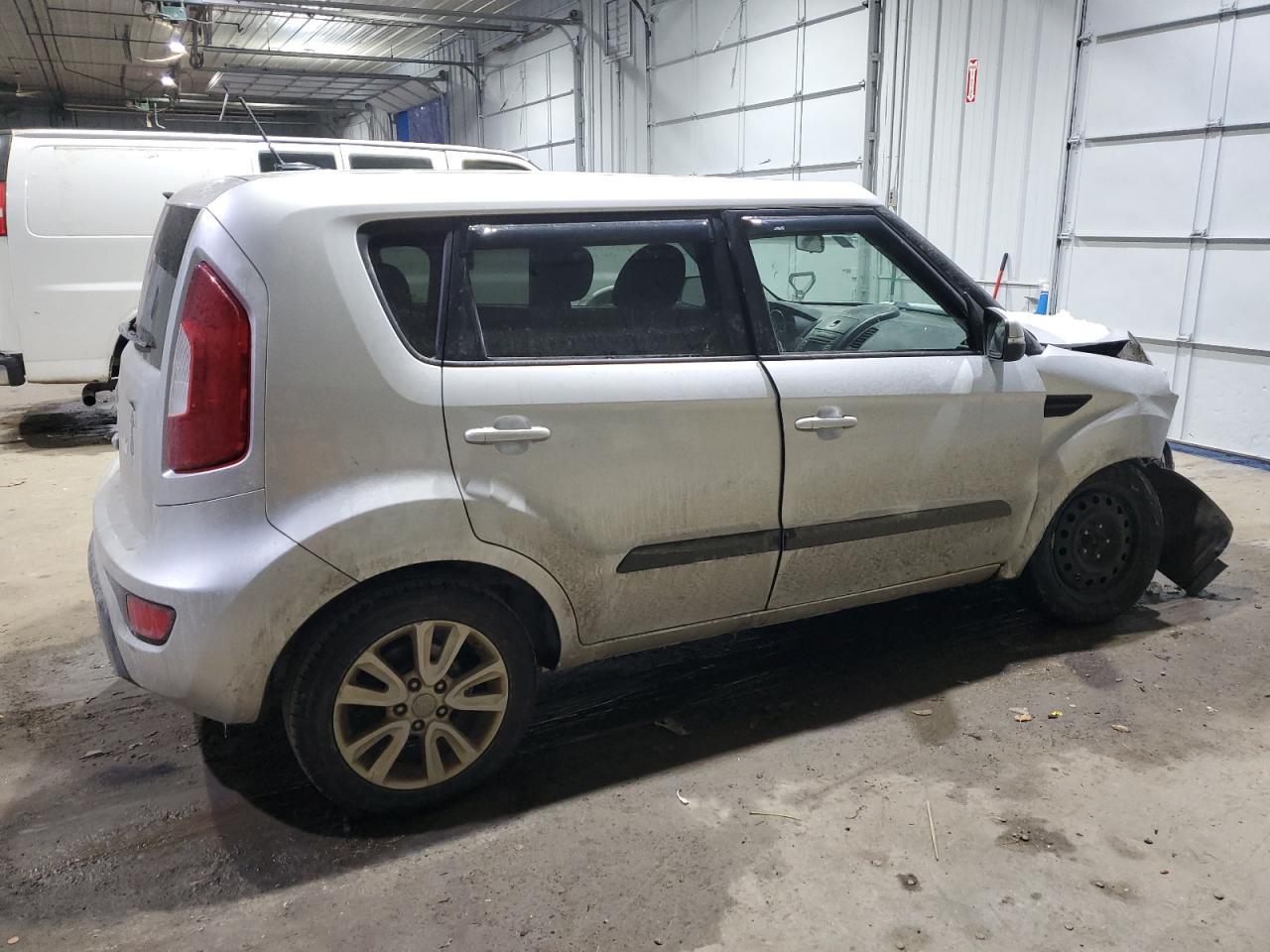 2013 KIA SOUL + - Image 3
