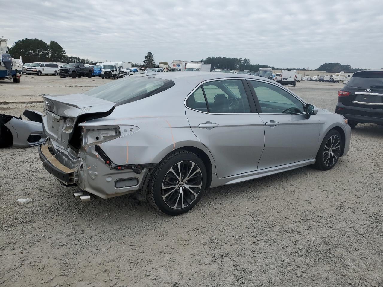 2020 TOYOTA CAMRY SE - Фото 3