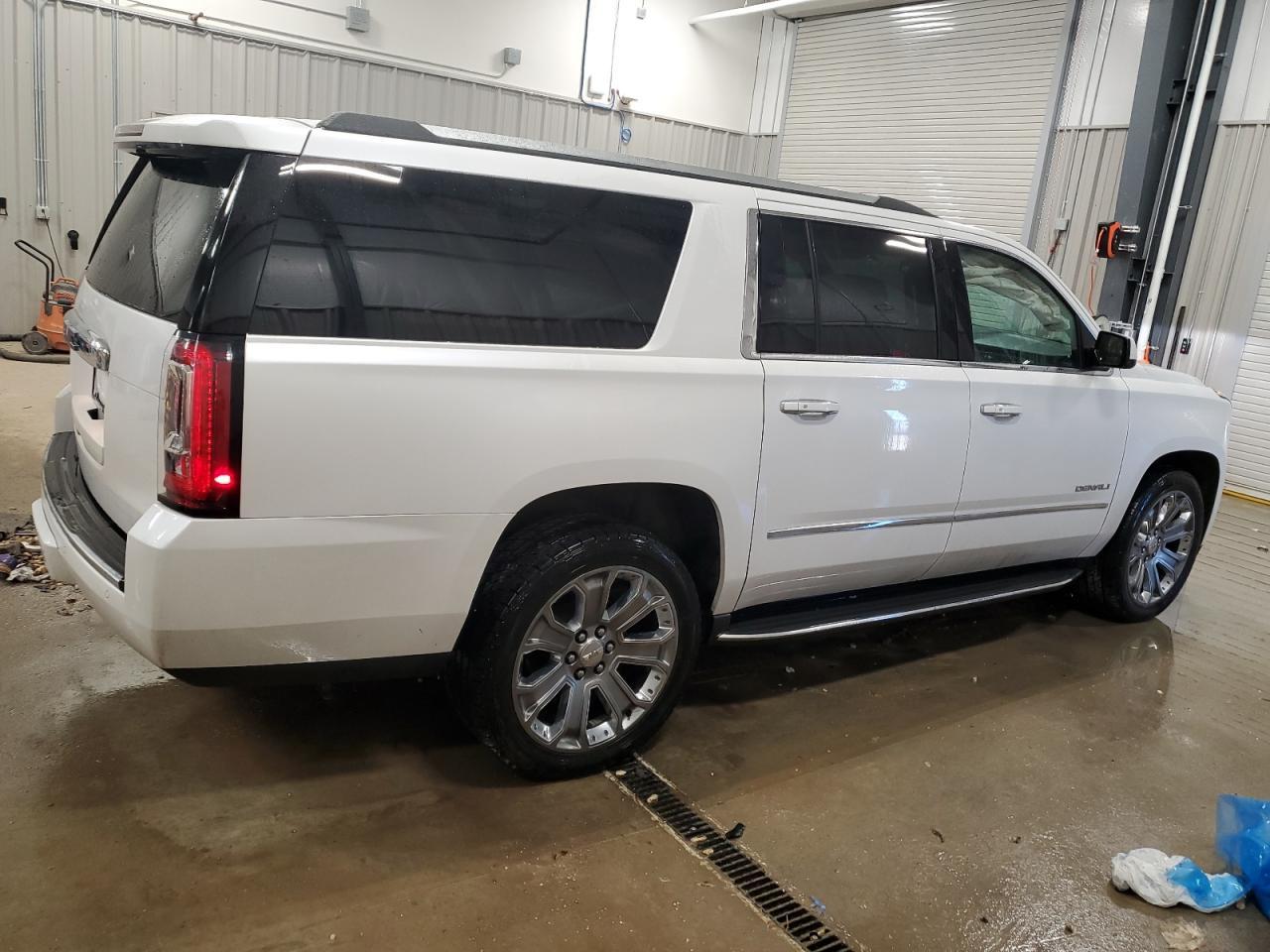 2016 GMC YUKON XL D - Фото 3