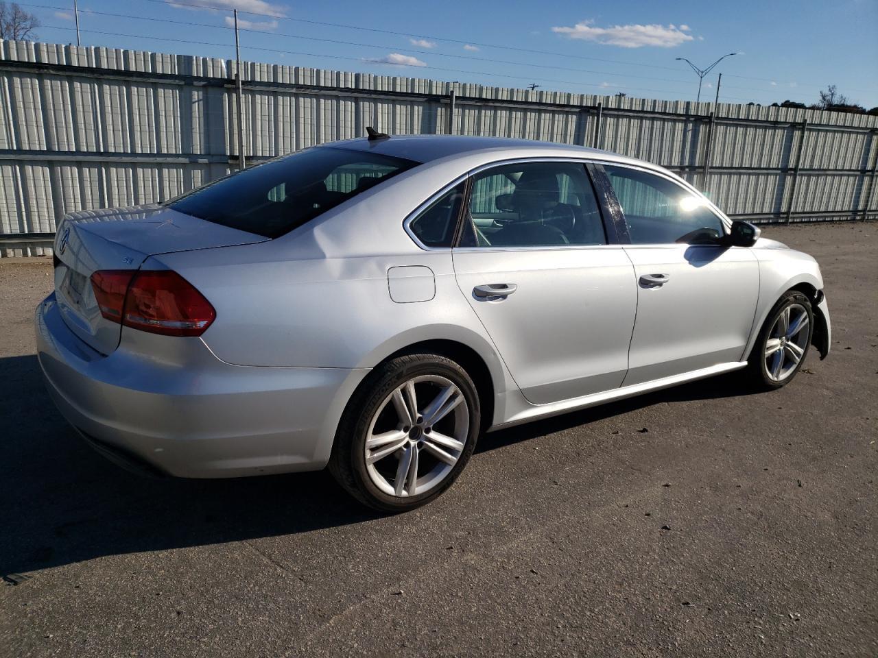 2013 VOLKSWAGEN PASSAT SE - Image 3