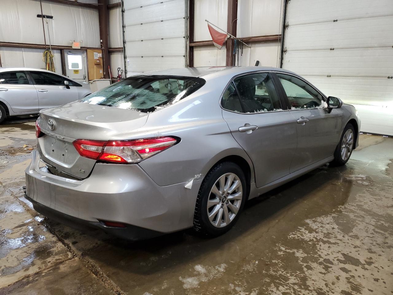2020 TOYOTA CAMRY LE - Фото 3
