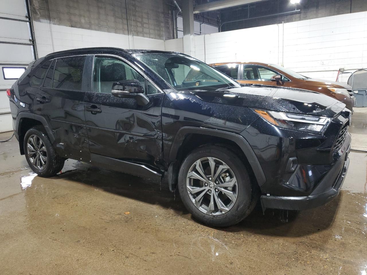 2024 TOYOTA RAV4 XLE P - Фото 4