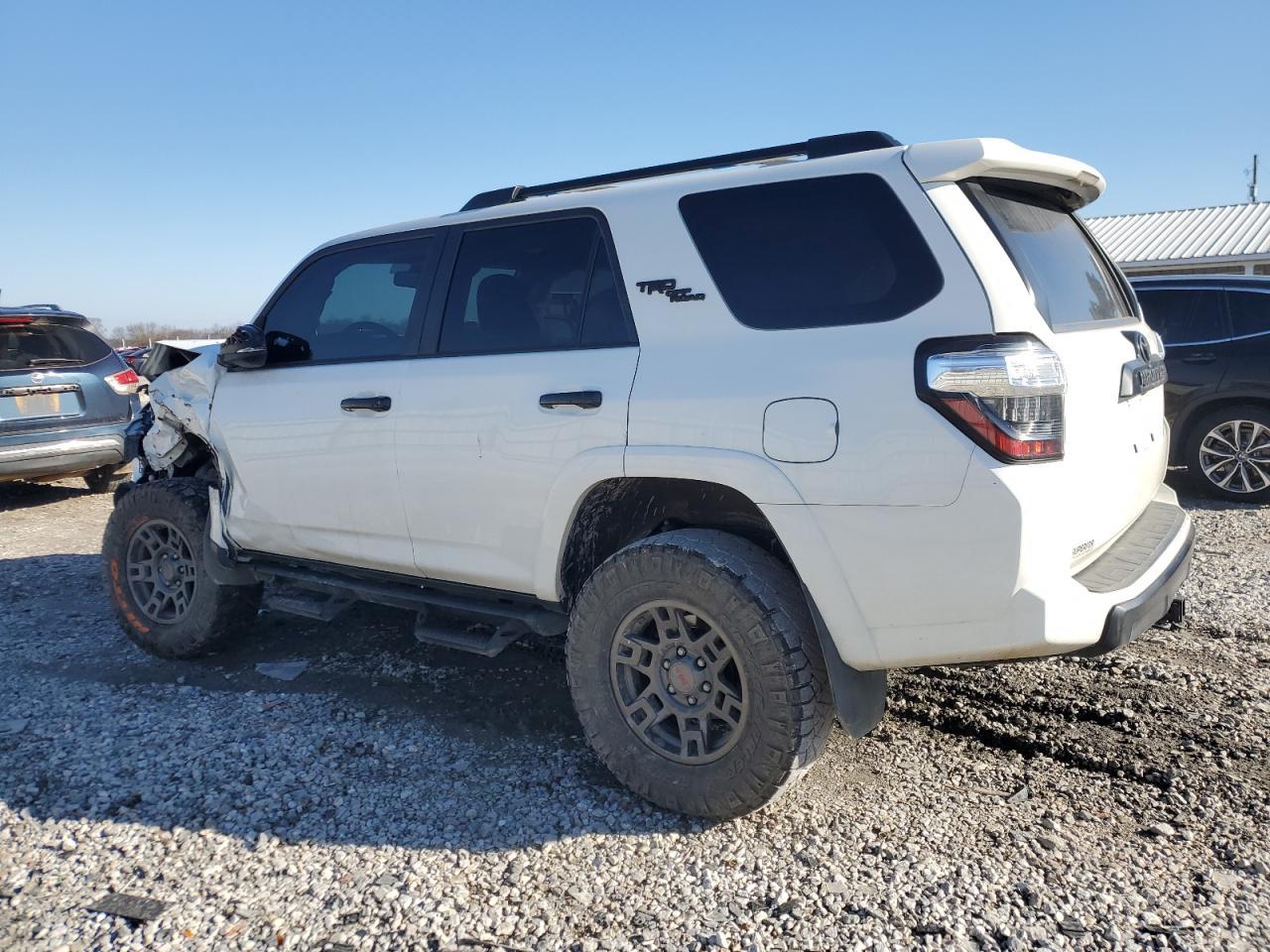 2020 TOYOTA 4RUNNER SR - Фото 2