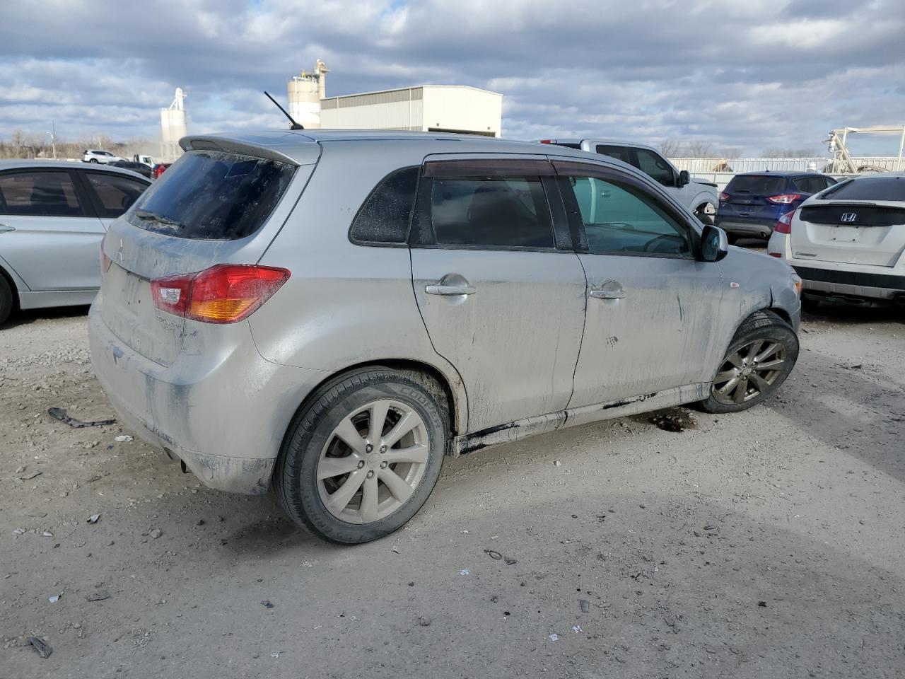 2015 MITSUBISHI OUTLANDER - Фото 3