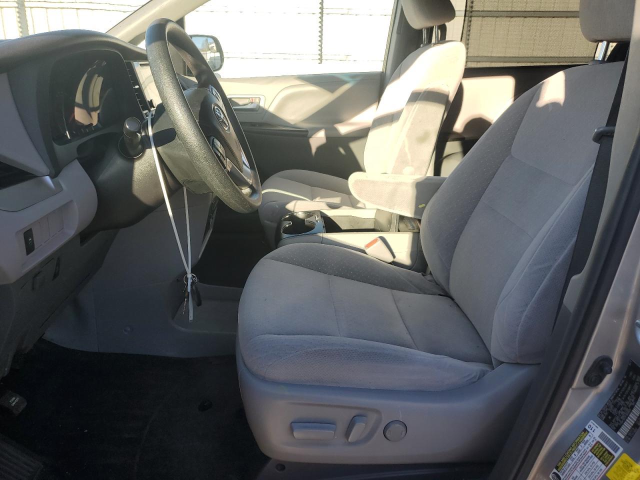 2015 TOYOTA SIENNA LE - Фото 7