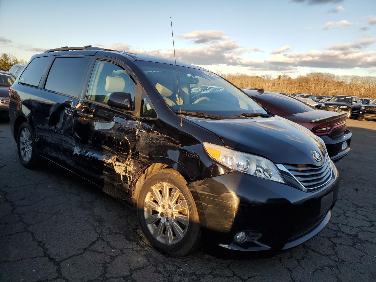 2013 TOYOTA SIENNA XLE - Фото 4