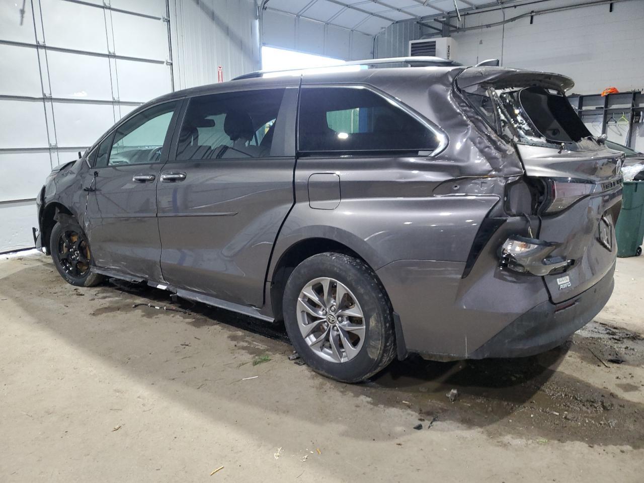 2023 TOYOTA SIENNA XLE - Image 2