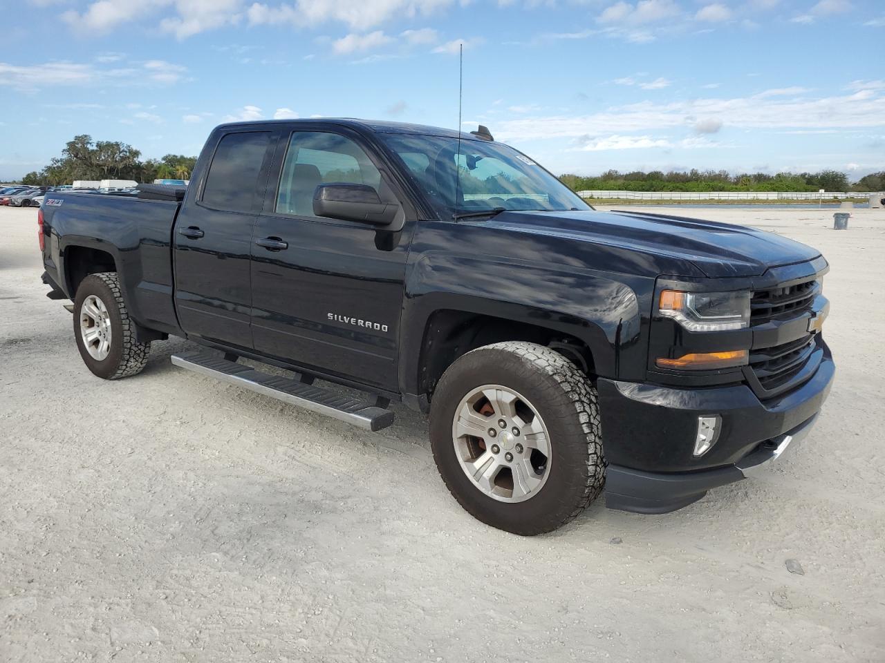 2017 CHEVROLET SILVERADO - Image 4