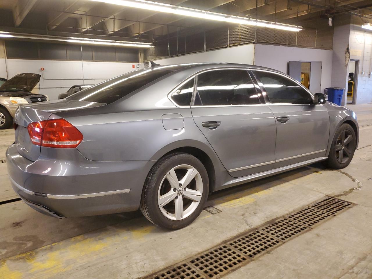 2013 VOLKSWAGEN PASSAT SEL - Image 3