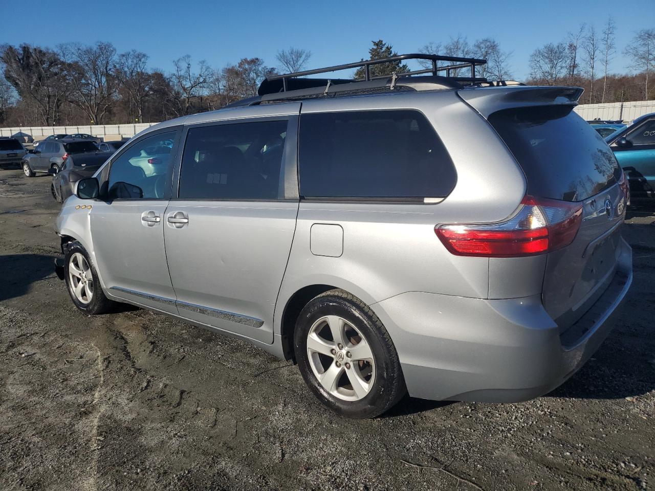 2015 TOYOTA SIENNA LE - Фото 2
