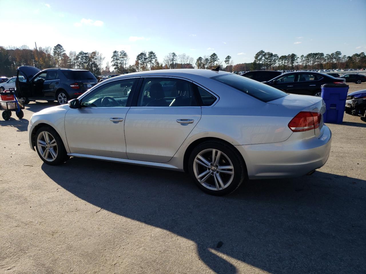 2013 VOLKSWAGEN PASSAT SE - Image 2