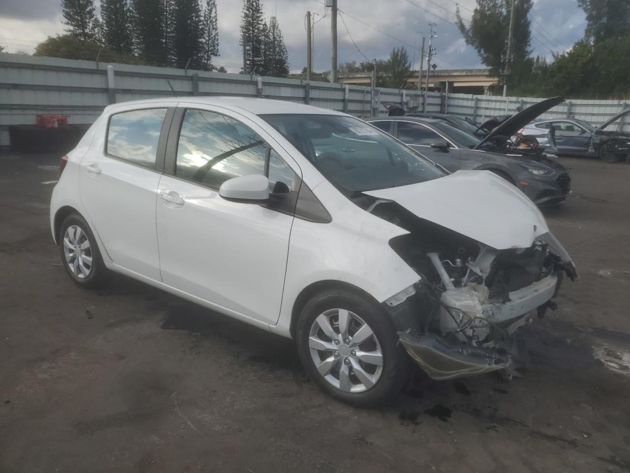 2017 TOYOTA YARIS L - Фото 4