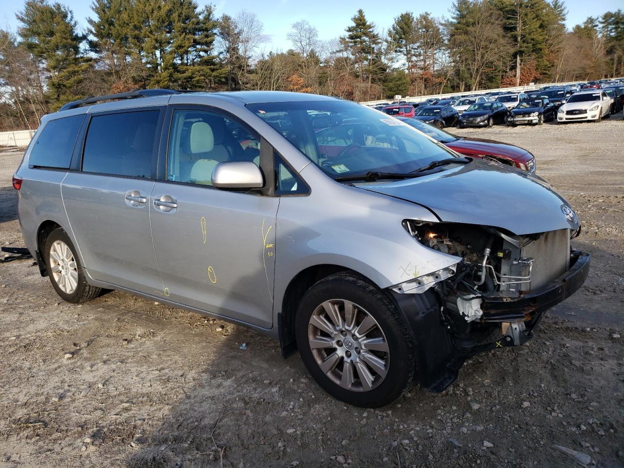 2015 TOYOTA SIENNA LE - Фото 4