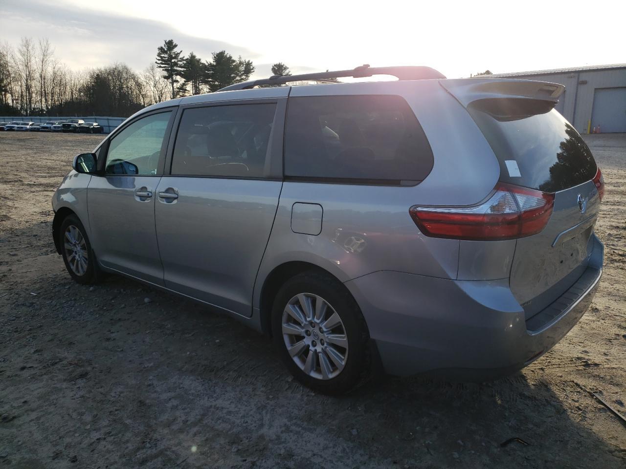 2015 TOYOTA SIENNA LE - Фото 2