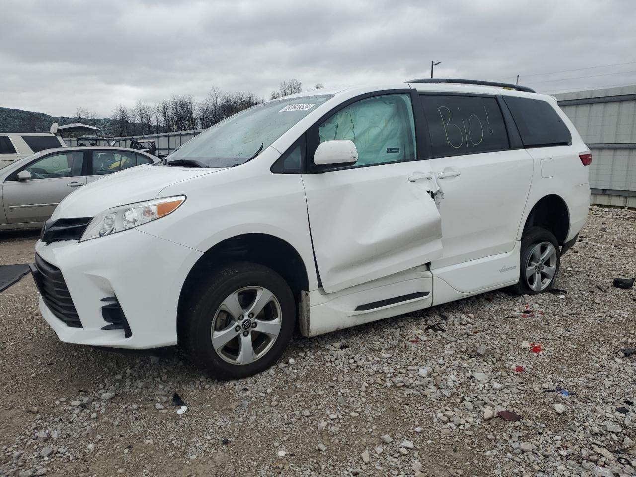 2019 TOYOTA SIENNA LE