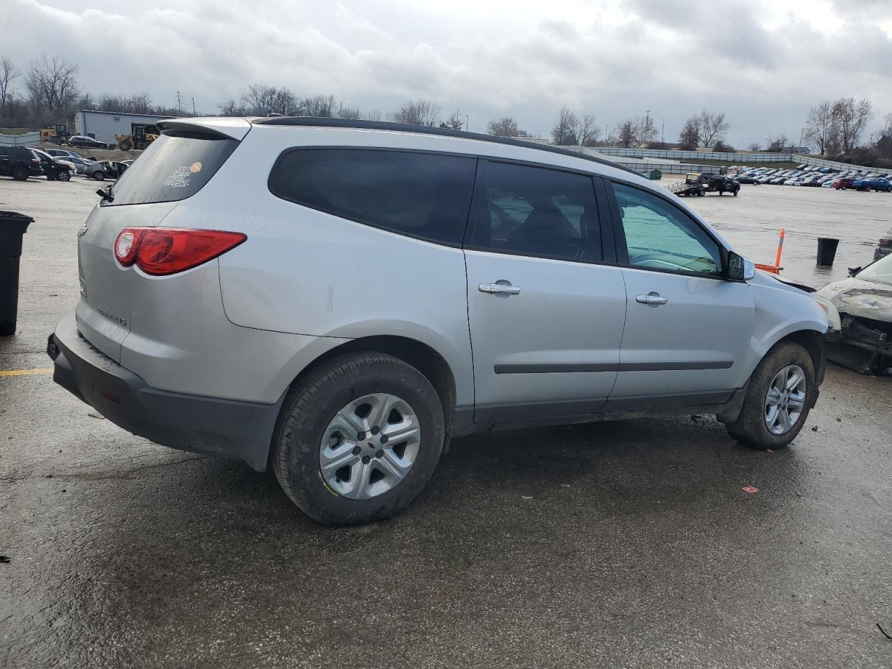 2011 CHEVROLET TRAVERSE L - Фото 3