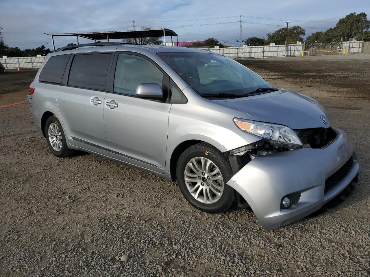 2015 TOYOTA SIENNA XLE - Фото 4